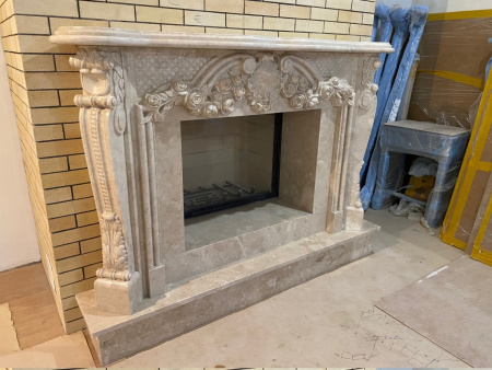 Облицовка камина из мрамора Венеция